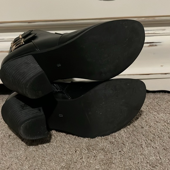 Nice heeled black ankle boots with buckles on side - Picture 5 of 7